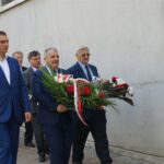 Odsłonięcie tablicy upamiętniającej żołnierzy Narodowych Sił Zbrojnych. Poseł PiS Bogdan Latosiński (w środku) / Michał Kita / Radio Kielce