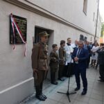 Odsłonięcie tablicy upamiętniającej żołnierzy Narodowych Sił Zbrojnych. Poseł PiS Bogdan Latosiński  / Michał Kita / Radio Kielce