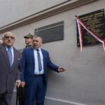 Odsłonięcie tablicy upamiętniającej żołnierzy Narodowych Sił Zbrojnych. Poseł PiS Bogdan Latosiński  / Michał Kita / Radio Kielce