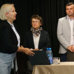 Teresa Wołczyk-Rosołowska - dyrektor Domu Kultury „Zameczek”, Lidia Zasadzka - współorganizator debat z młodzieżą, Mirosław Ciołak - szef kuchni restauracji Tęczowy Młyn w Kielcach / Katarzyna Prędotka / Radio Kielce