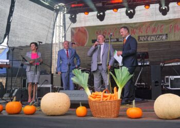 03.09.2017. Sielec Kolonia. Marchewkowe święto / Kamil Włosowicz - Radio Kielce / 03.09.2017. Sielec Kolonia. Marchewkowe święto. Przywitanie uczestników „Marchewkowego Święta” przez organizatorów imprezy. Od lewej: prowadząca część artystyczną imprezy Karolina Leśniewska, burmistrz miasta i gminy Skalbmierz Michał Markiewicz, wiceprzewodniczący sejmiku wojewódzkiego Tadeusz Kowalczyk, prezes Spółdzielni „Sielec” Mirosław Fucia