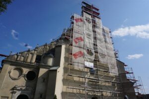 Trwa remont frontowej ściany gotycko-renesansowego kościoła Świętej Trójcy / Kamil Włosowicz / Radio Kielce