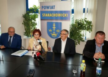 Krzysztof Korus – dyrektor wydziału komunikacji w Starostwie, Danuta Krepa - starosta,Marek Pawłowski - wicestarosta i Leszek Śmigas dyrektor Powiatowego Zarządu Dróg w Starachowicach / Tomasz Piwko / Radio Kielce