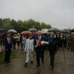 Poseł Krzysztof Lipiec i młodzież ze Szkoły Podstawowej nr 6 im Obrońców Westerplatte przed pomnikiem „Obrońców Starachowic 1939" / Tomasz Piwko / Radio Kielce