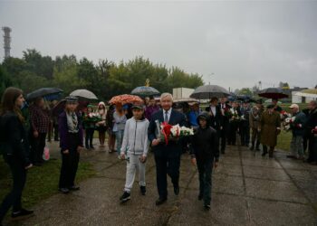 Poseł Krzysztof Lipiec i młodzież ze Szkoły Podstawowej nr 6 im Obrońców Westerplatte przed pomnikiem „Obrońców Starachowic 1939" / Tomasz Piwko / Radio Kielce