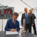 Pawłowice k. Sędziszowa. Wmurowanie kamienia węgielnego pod terminal gazowy firmy Gaspol S.A. Burmistrz Sędziszowa Wacław Szarek i prezes Gaspolu Sylwester Śmigiel / Ewa Pociejowska-Gawęda / Radio Kielce