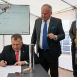 Pawłowice k. Sędziszowa. Wmurowanie kamienia węgielnego pod terminal gazowy firmy Gaspol S.A.Starosta jędrzejowski Edmund Kaczmarek i prezes Gaspolu Sylwester Śmigiel / Ewa Pociejowska-Gawęda / Radio Kielce