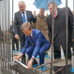 Pawłowice k. Sędziszowa. Wmurowanie kamienia węgielnego pod terminal gazowy firmy Gaspol S.A. Burmistrz Sędziszowa Wacław Szarek / Ewa Pociejowska-Gawęda / Radio Kielce