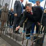 Pawłowice k. Sędziszowa. Wmurowanie kamienia węgielnego pod terminal gazowy firmy Gaspol S.A. Starosta jędrzejowski Edmund Kaczmarek / Ewa Pociejowska-Gawęda / Radio Kielce