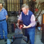 Otwarcie zabytkowej kuźni na dworcu Świętokrzyskiej Kolejki Dojazdowej „Ciuchcia Expres Ponidzie”. Na zdjęciu : kowal z Radomia  - Krzysztof Solecki  / Ewa Pociejowska-Gawęda / Radio Kielce