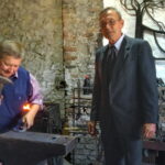 Otwarcie zabytkowej kuźni na dworcu Świętokrzyskiej Kolejki Dojazdowej „Ciuchcia Expres Ponidzie” Na zdjęciu : Krzysztof Solecki - kowal z Radomia i Zenon Śmietański - gospodarz / Ewa Pociejowska-Gawęda / Radio Kielce