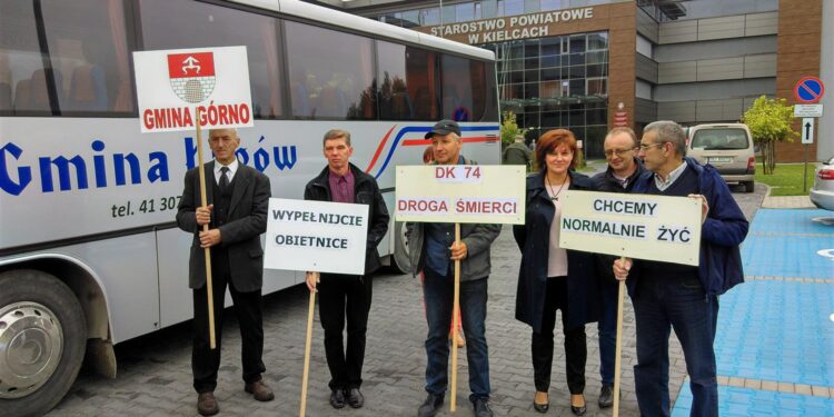 Mieszkańcy gminy przed wyjazdem do Warszawy, gdzie zamierzają protestować przeciwko opóźnieniom budowy trasy S74. / Marcin Różyc / Radio Kielce