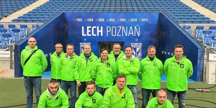 Drużyna Kielce Oldboye na stadionie Lecha Poznań przy ulicy Bułgarskiej w Poznaniu / Kielce Oldboye