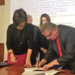 Świętokrzyskie Centrum Onkologii. Podpisanie porozumienia w sprawie informatyzacji szpitali. Na zdjęciu Agata Binkowska, członek zarządu województwa świętokrzyskiego i Andrzej Domański, dyrektor Wojewódzkiego Szpitala Zespolonego w Kielcach / Marlena Płaska / Radio Kielce