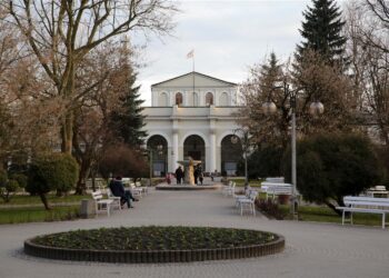 Busko-Zdrój. Sanatorium Uzdrowiskowe „Marconi”, Park Zdrojowy w Busku-Zdroju / Robert Felczak / Radio Kielce