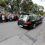 Bp Kazimierz Ryczan nie żyje. Uroczystości pogrzebowe. Kondukt żałobny w drodze do kościoła Trójcy Świętej / Jarosław Kubalski / Radio Kielce