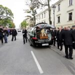 Bp Kazimierz Ryczan nie żyje. Uroczystości pogrzebowe. Kondukt żałobny w drodze do kościoła Trójcy Świętej / Jarosław Kubalski / Radio Kielce