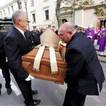 Bp Kazimierz Ryczan nie żyje. Uroczystości pogrzebowe. Kondukt żałobny w drodze do kościoła Trójcy Świętej / Jarosław Kubalski / Radio Kielce