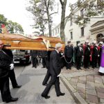 Bp Kazimierz Ryczan nie żyje. Uroczystości pogrzebowe. Kondukt żałobny w drodze do kościoła Trójcy Świętej / Jarosław Kubalski / Radio Kielce