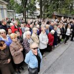 Bp Kazimierz Ryczan nie żyje. Uroczystości pogrzebowe. Wierni przybyli na pożegnanie byłego ordynariusza / Jarosław Kubalski / Radio Kielce