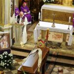 Bp Kazimierz Ryczan nie żyje. Uroczystości pogrzebowe. Modlitwa różańcowa w kościele Trójcy Świętej / Jarosław Kubalski / Radio Kielce