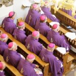 Bp Kazimierz Ryczan nie żyje. Uroczystości pogrzebowe. Modlitwa różańcowa w kościele Trójcy Świętej / Jarosław Kubalski / Radio Kielce