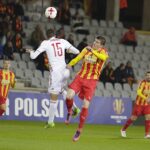 Piłka nożna. Puchar Polski. 1/8 finału. Mecz Korona Kielce - Wisła Kraków. Jacek Kiełb w walce o piłkę / Jarosław Kubalski / Radio Kielce