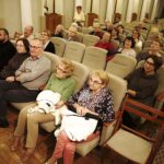 Projekcja filmu "Konterfekty Króla Jegomości" w Sanatorium Marconi. Publiczność zgromadzona na spotkaniu z reżyserem i scenarzystą Stanisławem Janickim / Jarosław Kubalski / Radio Kielce