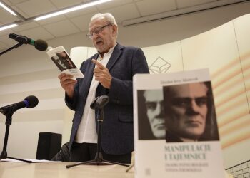 Wojewódzka Biblioteka Publiczna w Kielcach. Promocja książki Zdzisława Jerzego Adamczyka "Manipulacje i tajemnice. Zagadki późnej biografii Stefana Żeromskiego" / Jarosław Kubalski / Radio Kielce