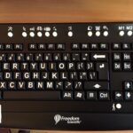 Sprzęt dla niewidomych i słabowidzących w bibliotece przy ulicy Okrzei / Iwona Murawska / Radio Kielce