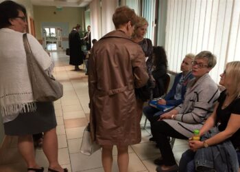 Sąd Rejonowy w Sandomierzu. Pielęgniarki wspierające swoją obecnością zwolnione koleżanki / Grażyna Szlęzak - Wójcik / Radio Kielce