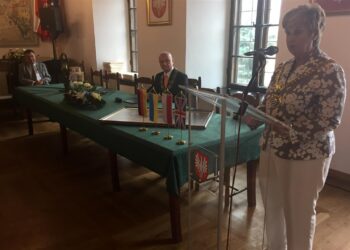 Uroczyste odnowienie aktu partnerstwa z miastem Newark on Trent w Wielkiej Brytanii. Przemawia Rita Crowe / Grażyna Szlęzak - Wójcik / Radio Kielce