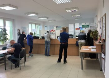 Powiatowe biuro ARiMR w Sandomierzu. Ostatni dzień przyjmowania wniosków o rządowe rekompensaty za straty spowodowane przez przymrozki / Grażyna Szlęzak-Wójcik / Radio Kielce