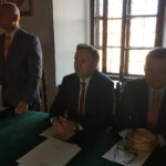 Spotkanie w sprawie budowy tzw. Lwowskiej Bis w Sandomierzu oraz remontu starego mostu na Wiśle. Na zdjęciu: Marek Bronkowski - burmistrz Sandomierza, Marek Kwitek - poseł Prawa i Sprawiedliwości, Jarosław Rusiecki - senator Prawa i Sprawiedliwości / Grażyna Szlęzak-Wójcik / Radio Kielce