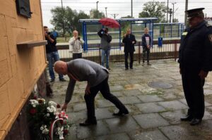 05.09.2017 Sandomierz. 78 rocznica nalotu niemieckiej Luftwaffe na węzeł kolejowy. Wieniec składa burmistrz Sandomierza Marek Bronkowski / Grażyna Szlęzak-Wójcik - Radio Kielce / 05.09.2017 Sandomierz. 78 rocznica nalotu niemieckiej Luftwaffe na węzeł kolejowy. Wieniec składa burmistrz Sandomierza Marek Bronkowski