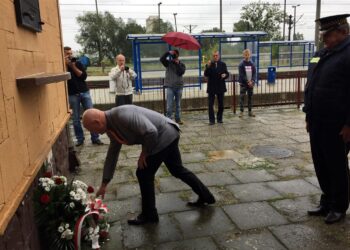 05.09.2017 Sandomierz. 78 rocznica nalotu niemieckiej Luftwaffe na węzeł kolejowy. Wieniec składa burmistrz Sandomierza Marek Bronkowski / Grażyna Szlęzak-Wójcik - Radio Kielce / 05.09.2017 Sandomierz. 78 rocznica nalotu niemieckiej Luftwaffe na węzeł kolejowy. Wieniec składa burmistrz Sandomierza Marek Bronkowski