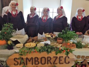 Nasze sandomierskie - kulinaria regionalne. Konkurs o Srebrną Chochlę. Reprezentacja gminy Samborzec / Grażyna Szlęzak-Wójcik / Radio Kielce