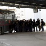 04.04.2016 Kielce. Dworzec PKS. Busy. Podróżni. / Jarosław Kubalski / Radio Kielce