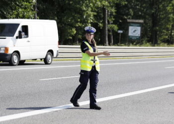 11.08.2017 Miedziana Góra. Policyjna akcja Bezpieczny Weekend. Policja sprawdza czy kierowcy mają zapięte pasy. St. sierżant Joanna Żelezik. / Jarosław Kubalski - Radio Kielce / Akcja policji Bezpieczny Weekend