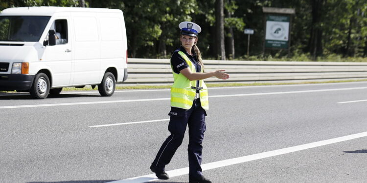 11.08.2017 Miedziana Góra. Policyjna akcja Bezpieczny Weekend. Policja sprawdza czy kierowcy mają zapięte pasy. St. sierżant Joanna Żelezik. / Jarosław Kubalski - Radio Kielce / Akcja policji Bezpieczny Weekend