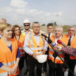 25.08.2017 Mierzawa. Konferencja prasowa na budowie trasy S7. Poseł Anna Krupka, wojewoda Agata Wojtyszek, minister infrastruktury i budownictwa Andrzej Adamczyk, senator Krzysztof Słoń, poseł Krzysztof Lipiec i wicewojewoda Andrzej Bętkowski. / Jarosław Kubalski  /  Radio Kielce / 25.08.2017 Mierzawa. Konferencja prasowa na budowie trasy S7. Poseł Anna Krupka, wojewoda Agata Wojtyszek, minister infrastruktury i budownictwa Andrzej Adamczyk, senator Krzysztof Słoń, poseł Krzysztof Lipiec i wicewojewoda Andrzej Bętkowski.