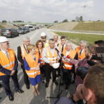 25.08.2017 Mierzawa. Konferencja prasowa na budowie trasy S7. Krzysztof Strzelczyk, dyrektor Oddziału GDDKiA w Kielcach, Jacek Gryga, zastępca generalnego dyrektora GDDKiA, poseł Anna Krupka, wojewoda Agata Wojtyszek, minister infrastruktury i budownictwa Andrzej Adamczyk, senator Krzysztof Słoń, poseł Krzysztof Lipiec i wicewojewoda Andrzej Bętkowski. / Jarosław Kubalski  /  Radio Kielce / 25.08.2017 Mierzawa. Konferencja prasowa na budowie trasy S7. Krzysztof Strzelczyk, dyrektor Oddziału GDDKiA w Kielcach, Jacek Gryga, zastępca generalnego dyrektora GDDKiA, poseł Anna Krupka, wojewoda Agata Wojtyszek, minister infrastruktury i budownictwa Andrzej Adamczyk, senator Krzysztof Słoń, poseł Krzysztof Lipiec i wicewojewoda Andrzej Bętkowski.