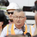 25.08.2017 Mierzawa. Konferencja prasowa na budowie trasy S7. Minister infrastruktury i budownictwa Andrzej Adamczyk. / Jarosław Kubalski  /  Radio Kielce / 25.08.2017 Mierzawa. Konferencja prasowa na budowie trasy S7. Minister infrastruktury i budownictwa Andrzej Adamczyk.