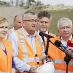 25.08.2017 Mierzawa. Konferencja prasowa na budowie trasy S7. Poseł Anna Krupka, minister infrastruktury i budownictwa Andrzej Adamczyk, senator Krzysztof Słoń, poseł Krzysztof Lipiec i wicewojewoda Andrzej Bętkowski. / Jarosław Kubalski  /  Radio Kielce / 25.08.2017 Mierzawa. Konferencja prasowa na budowie trasy S7. Poseł Anna Krupka, minister infrastruktury i budownictwa Andrzej Adamczyk, senator Krzysztof Słoń, poseł Krzysztof Lipiec i wicewojewoda Andrzej Bętkowski.