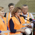 25.08.2017 Mierzawa. Konferencja prasowa na budowie trasy S7. Poseł Anna Krupka, wojewoda Agata Wojtyszek, minister infrastruktury i budownictwa Andrzej Adamczyk, senator Krzysztof Słoń, poseł Krzysztof Lipiec. / Jarosław Kubalski  /  Radio Kielce / 25.08.2017 Mierzawa. Konferencja prasowa na budowie trasy S7. Poseł Anna Krupka, wojewoda Agata Wojtyszek, minister infrastruktury i budownictwa Andrzej Adamczyk, senator Krzysztof Słoń, poseł Krzysztof Lipiec.