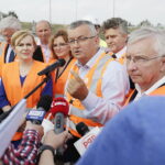 25.08.2017 Mierzawa. Konferencja prasowa na budowie trasy S7. Poseł Anna Krupka, wojewoda Agata Wojtyszek, minister infrastruktury i budownictwa Andrzej Adamczyk, senator Krzysztof Słoń, poseł Krzysztof Lipiec. / Jarosław Kubalski  /  Radio Kielce / 25.08.2017 Mierzawa. Konferencja prasowa na budowie trasy S7. Poseł Anna Krupka, wojewoda Agata Wojtyszek, minister infrastruktury i budownictwa Andrzej Adamczyk, senator Krzysztof Słoń, poseł Krzysztof Lipiec.