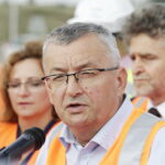 25.08.2017 Mierzawa. Konferencja prasowa na budowie trasy S7. Minister infrastruktury i budownictwa Andrzej Adamczyk. / Jarosław Kubalski  /  Radio Kielce / 25.08.2017 Mierzawa. Konferencja prasowa na budowie trasy S7. Minister infrastruktury i budownictwa Andrzej Adamczyk.