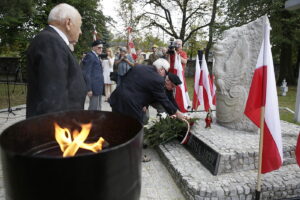 01.09.2017 Kielce. Uroczystości w 78. rocznicę wybuchu II Wojny Światowej. Złożenie kwiatów Kwaterze Ofiar Września 1939 / Jarosław Kubalski / Radio Kielce / Kielce. Uroczystości w 78. rocznicę wybuchu II Wojny Światowej