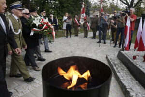 01.09.2017 Kielce. Uroczystości w 78. rocznicę wybuchu II Wojny Światowej. Złożenie kwiatów Kwaterze Ofiar Września 1939 / Jarosław Kubalski / Radio Kielce / Kielce. Uroczystości w 78. rocznicę wybuchu II Wojny Światowej