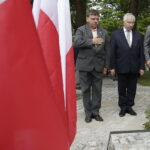 01.09.2017 Kielce. Uroczystości w 78. rocznicę wybuchu II Wojny Światowej. Złożenie kwiatów Kwaterze Ofiar Września 1939. Andrzej Wilkosz, poseł Krzysztof Lipiec i senator Krzysztof Słoń / Jarosław Kubalski  /  Radio Kielce / Kielce. Uroczystości w 78. rocznicę wybuchu II Wojny Światowej